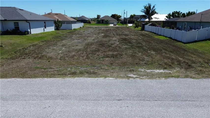 View of yard with a residential view
