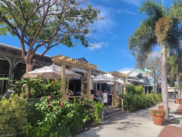 3rd St Shops & Resaurants