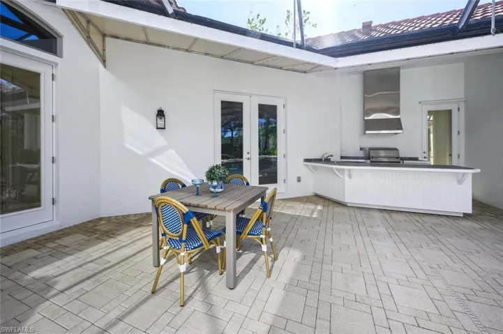 Out door Kitchen with Sink and Cabinet Storage