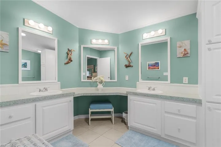 Master bath with dual sinks.
