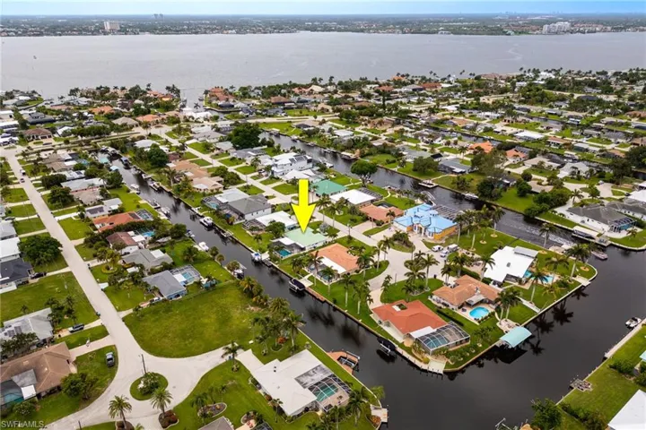 Aerial view showing proximity to the river and the cul-de-sac street location.