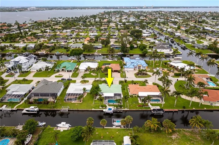 Aerial view showing proximity to the river and the cul-de-sac street location.