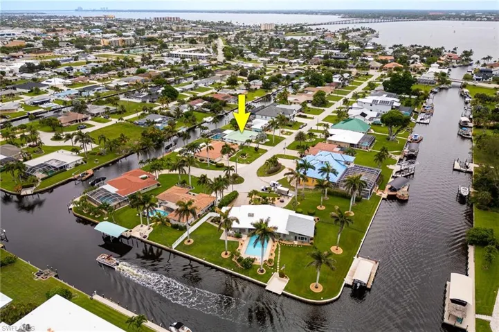 Aerial view showing proximity to the river and the cul-de-sac street location.