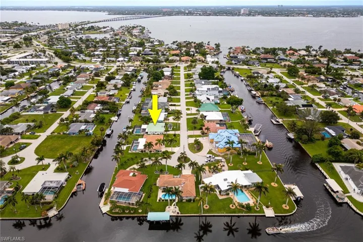 Aerial view showing proximity to the river and the cul-de-sac street location.