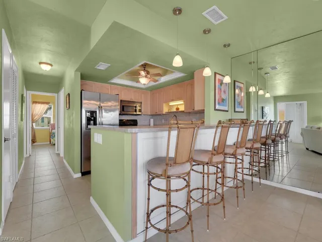 Kitchen w/ Breakfast Bar