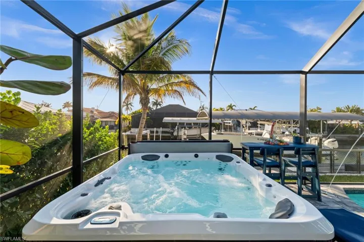 6 Person Hot Tub