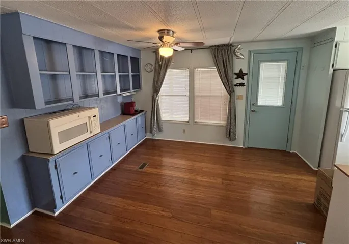 Low cost living in Paradise! Monthly fee is only $180 and includes recreational amenities and common grounds maintenance.