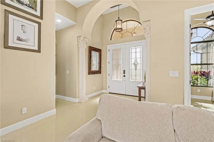 Entryway with a Tuscan inspiration