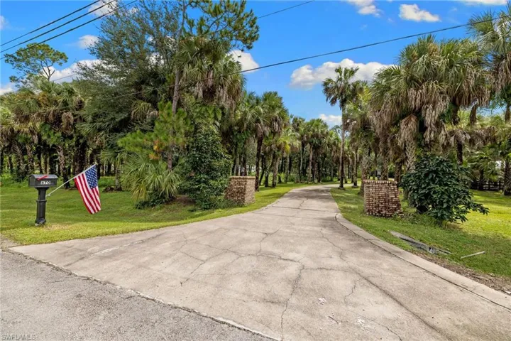 670 13th St Nw, Naples, Florida 34120