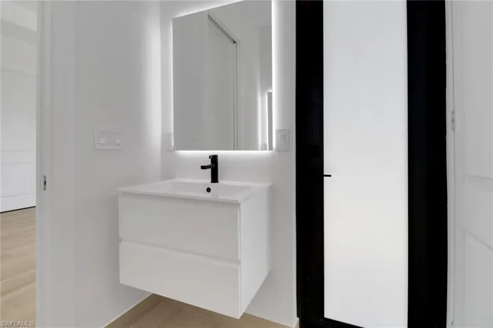 Junior-Suite bathroom with access from the pool area