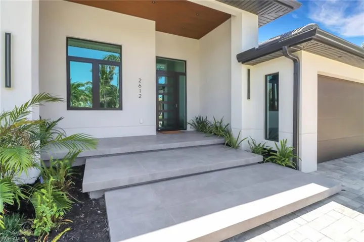 Entry with floating and LED illuminating steps