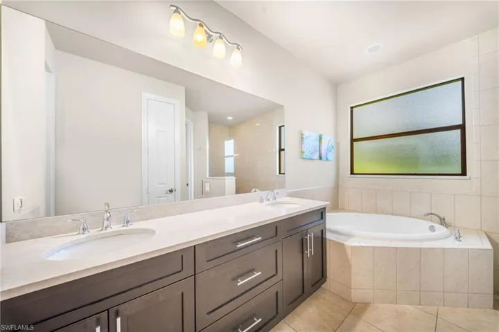 1221 Briarwood Ct, Naples, Florida 34104