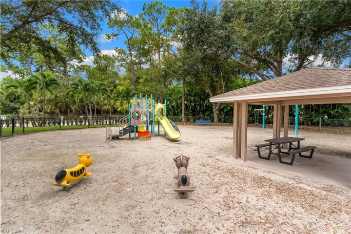 1221 Briarwood Ct, Naples, Florida 34104