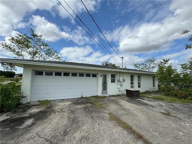 View to side of home with 2 car garage entrance