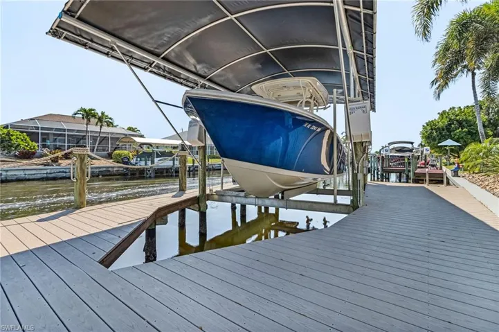 10,000 lb boat lift with NEW canopy