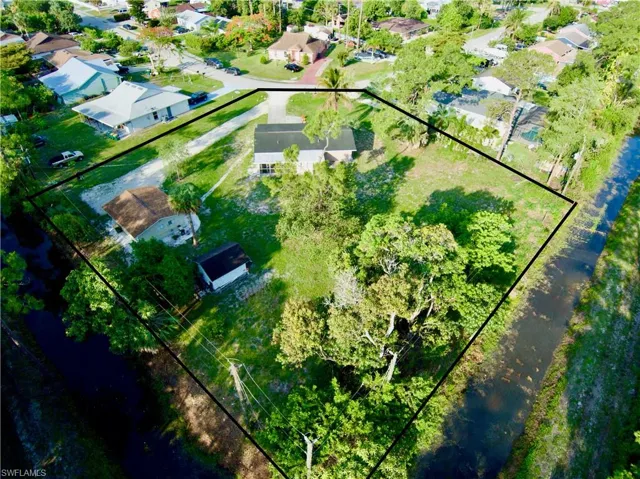 Space for garden / vehicles / storage . Private and quiet with Canal and Preserve on entire back of property .