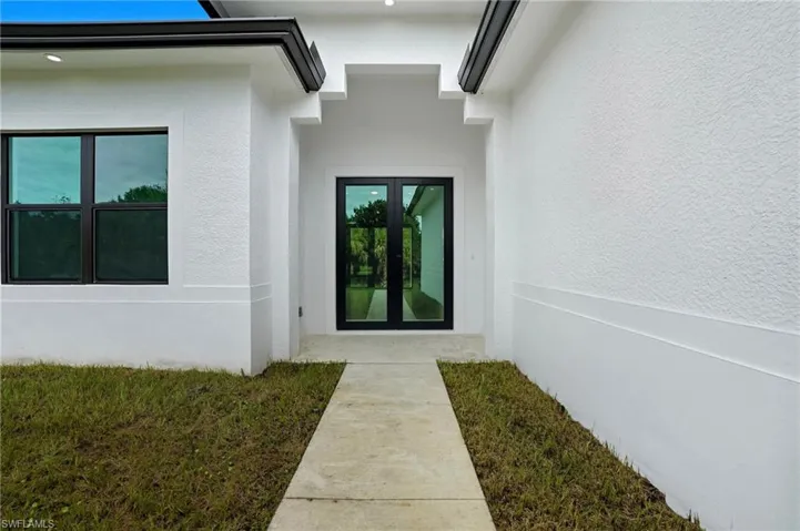 442  4th SE ST, Naples, FL 34117