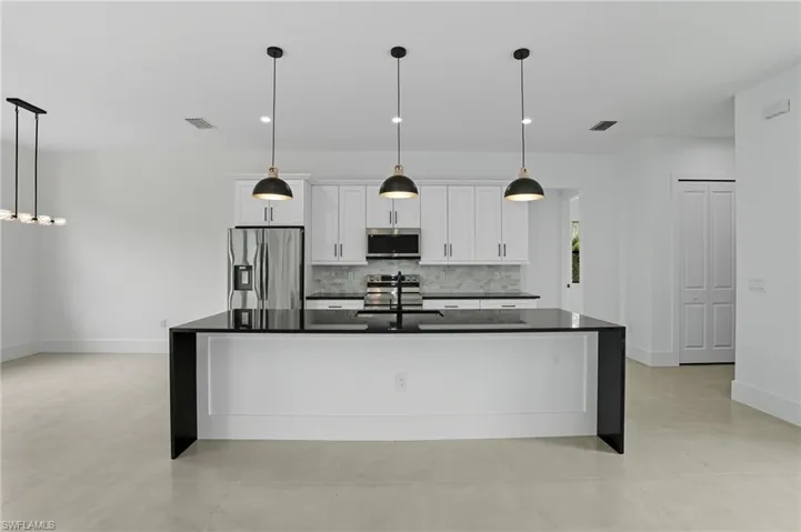 442  4th SE ST, Naples, FL 34117