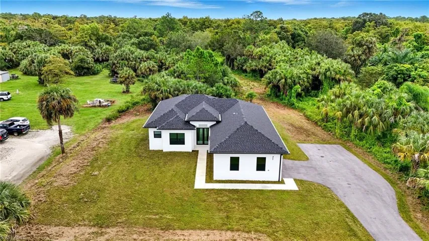 442  4th SE ST, Naples, FL 34117