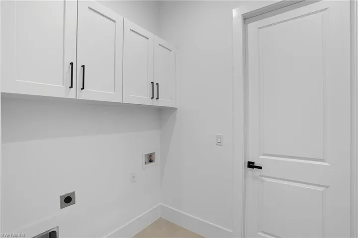 442  4th SE ST, Naples, FL 34117