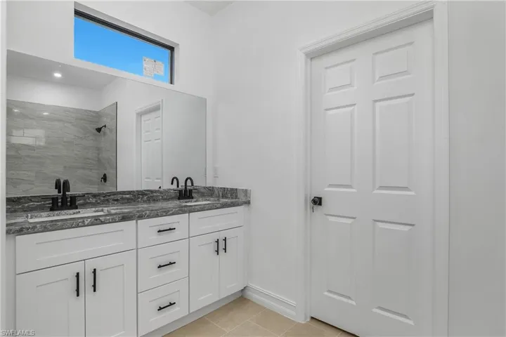 main suite's en-suite Bath