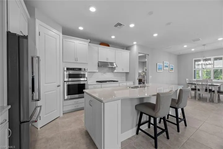Upgraded kitchen w/built-in appliances