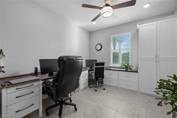 Den/Office w/built-ins