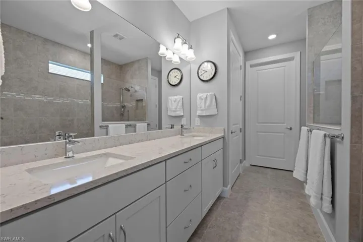 Master bath w/dual sinks, private water closet, linen closet