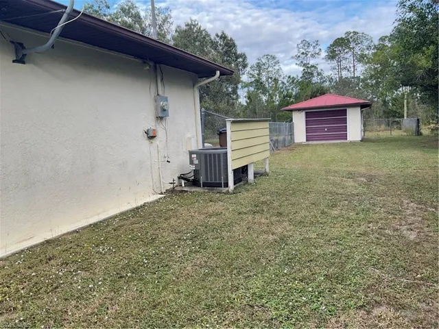 View of yard featuring an outdoor structure