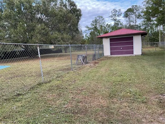 View of yard featuring an outbuilding