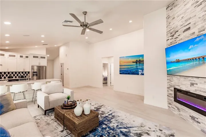 819  96th N AVE, Naples, FL 34108