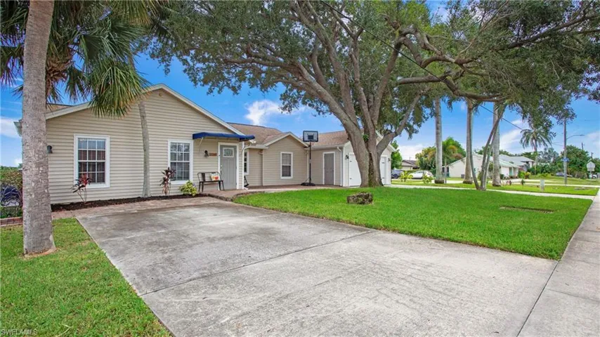Ranch-style house with a front yard