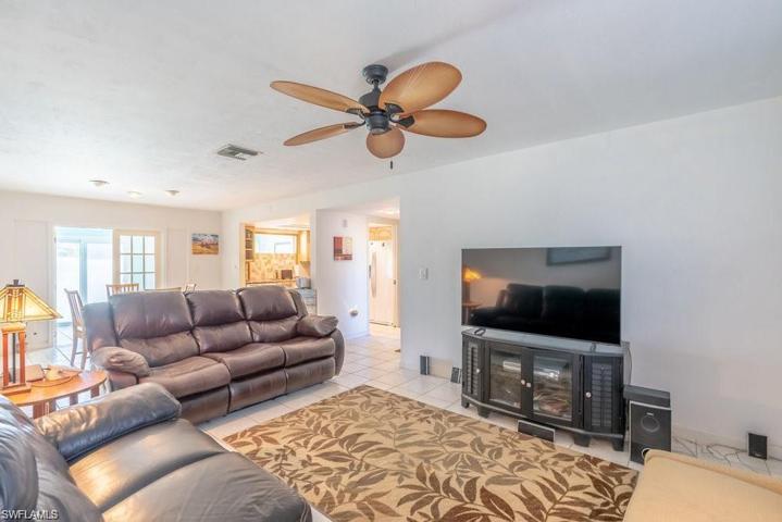 4692  Lakewood  BLVD, Naples, FL 34112