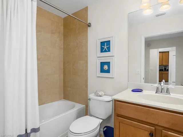 Guest Bath w/Tub & Shower Combo
