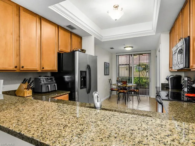 Kitchen w/Breakfast Bar