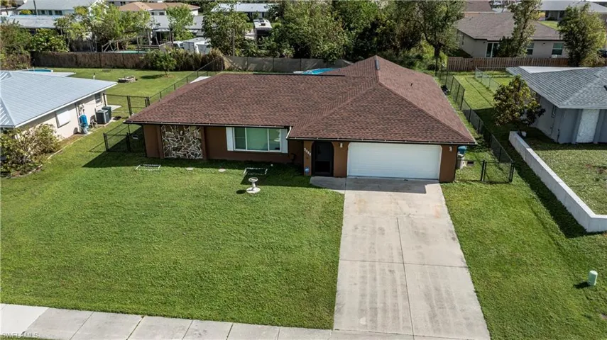 View of front of home featuring a front lawn and a garage