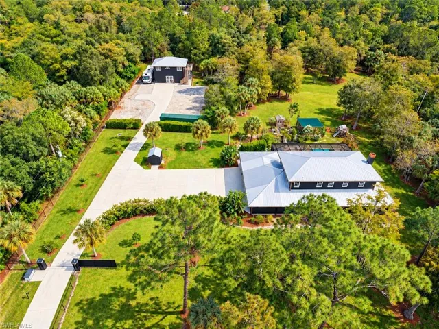 Exceptional 5-acre luxury estate - Separate guest house - Fully fenced & gated