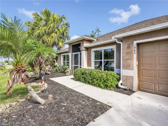 Property entrance featuring stucco siding and a garage