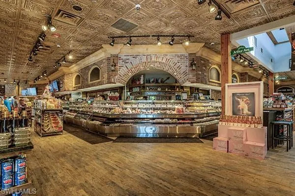 Derome's Market in the Promenade