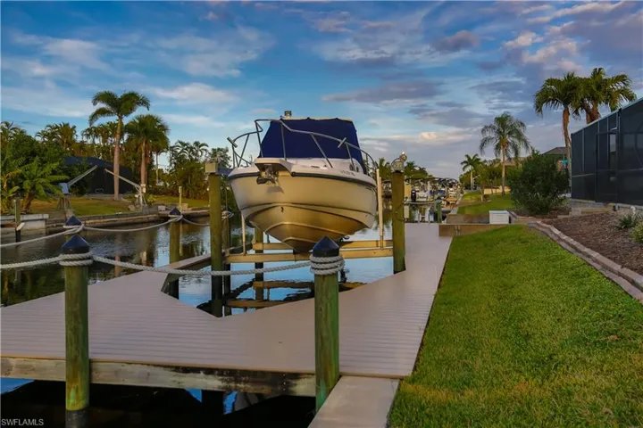 Dock with lift