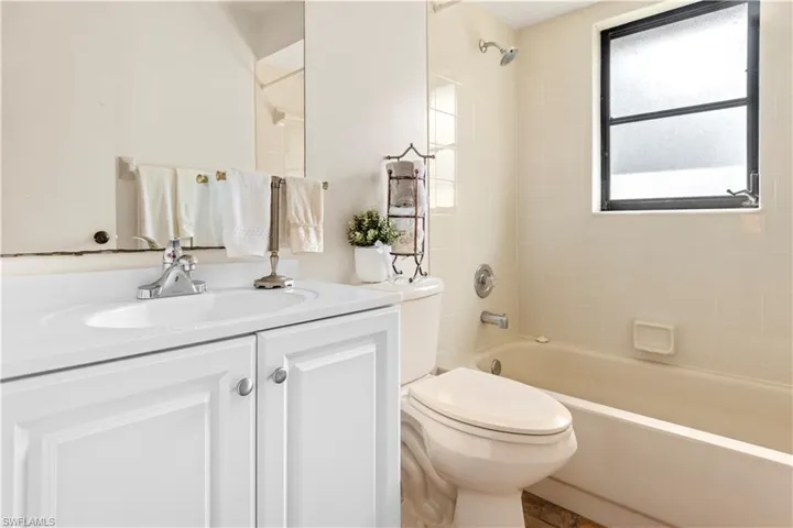 Guest bath with tub/shower combo