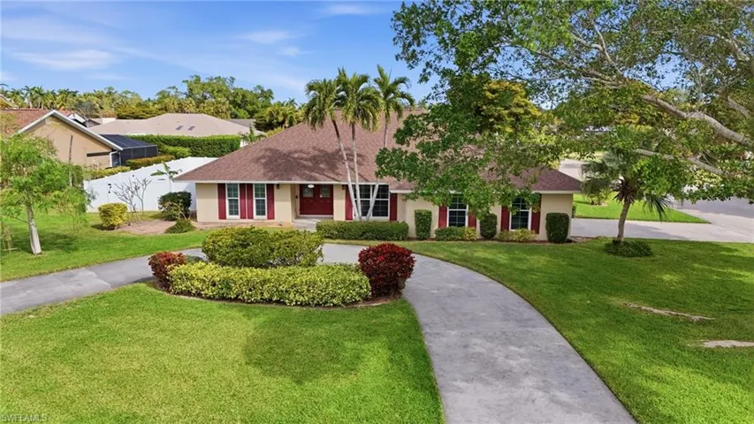 Ranch-style home featuring roof with shingles, stucco siding, and driveway