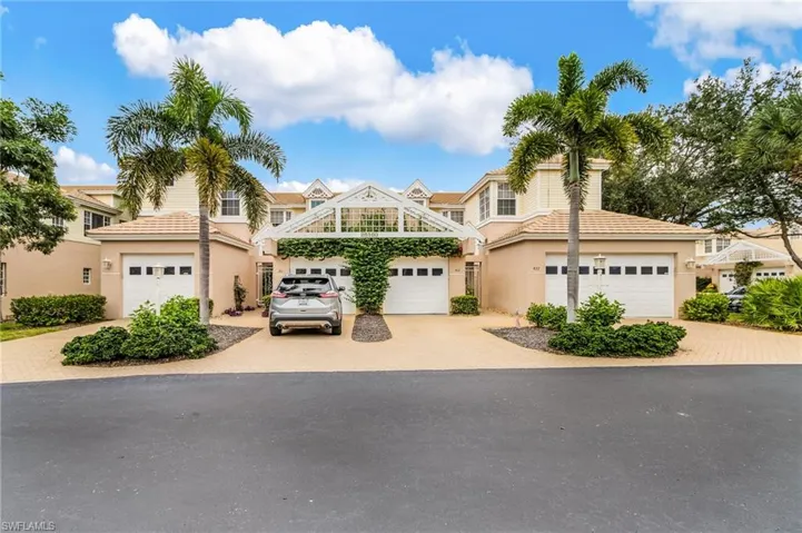 View of front of house with decorative driveway, stucco siding, and a single car garage