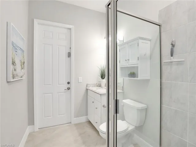 Pool Bath / Ensuite
