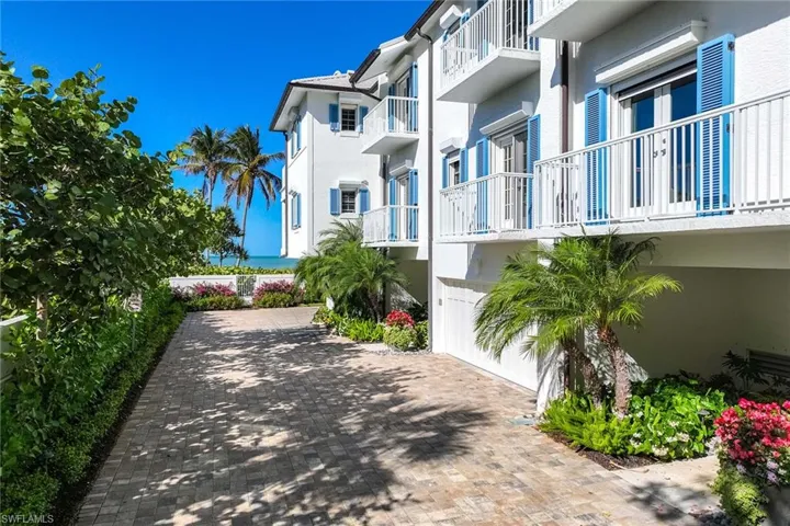 70  Seagate  DR, Naples, FL 34103