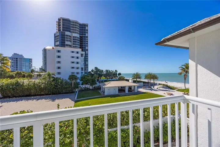 70  Seagate  DR, Naples, FL 34103