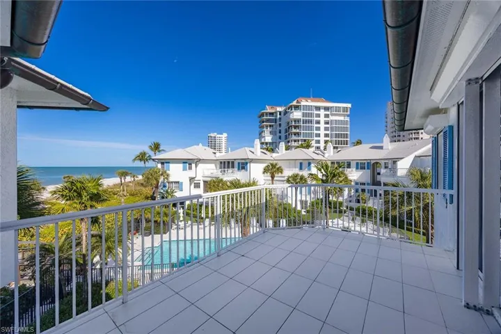 70  Seagate  DR, Naples, FL 34103