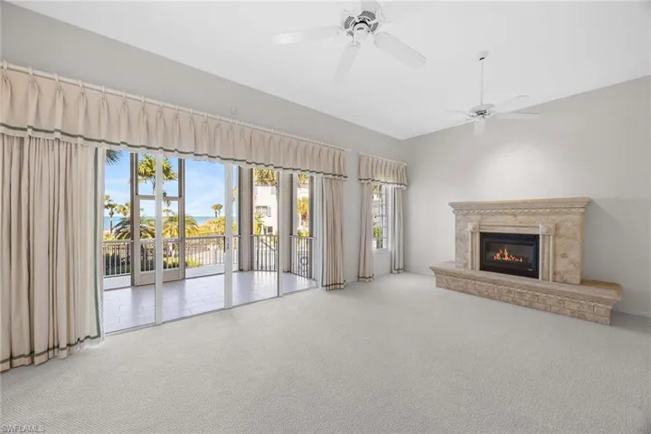 70  Seagate  DR, Naples, FL 34103