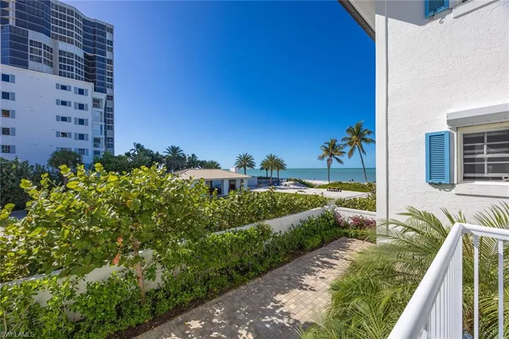 70  Seagate  DR, Naples, FL 34103