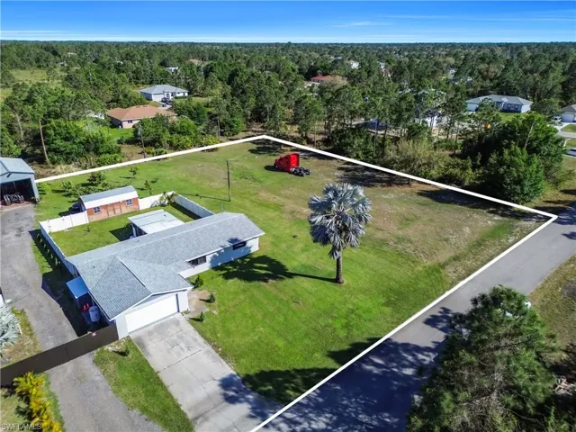 Bird's eye view featuring a forest view